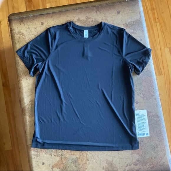 NWT  LULULEMON Ultralight hip length t-shirt, black size 10 - Picture 6 of 6